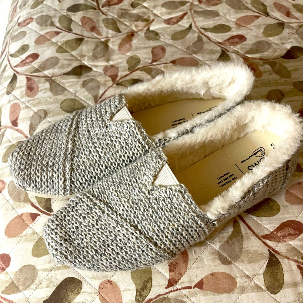 Grey knit Toms with lining. Never worn. 9.5